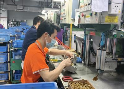 贛州開發區黨務公開網-- 贛州經開區黨工委作風建設專題分析會暨“七個有之”專項治理工作會議召開 - 贛州經開區第三季度政企圓桌會暨新材料上下游產品對接交流會舉行 - “甘霖行動”引活水 保障生產解民憂 - 胡昊:加強國資系統監管,以勤廉建設引領國有企業做強做優做大 - 【黨風廉政建設】鳳崗鎮:編印警示錄 讓廉政教育入腦入心 - 本區資訊